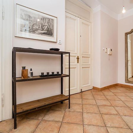Large And Modern Apartment In The Heart Of Prága Kültér fotó