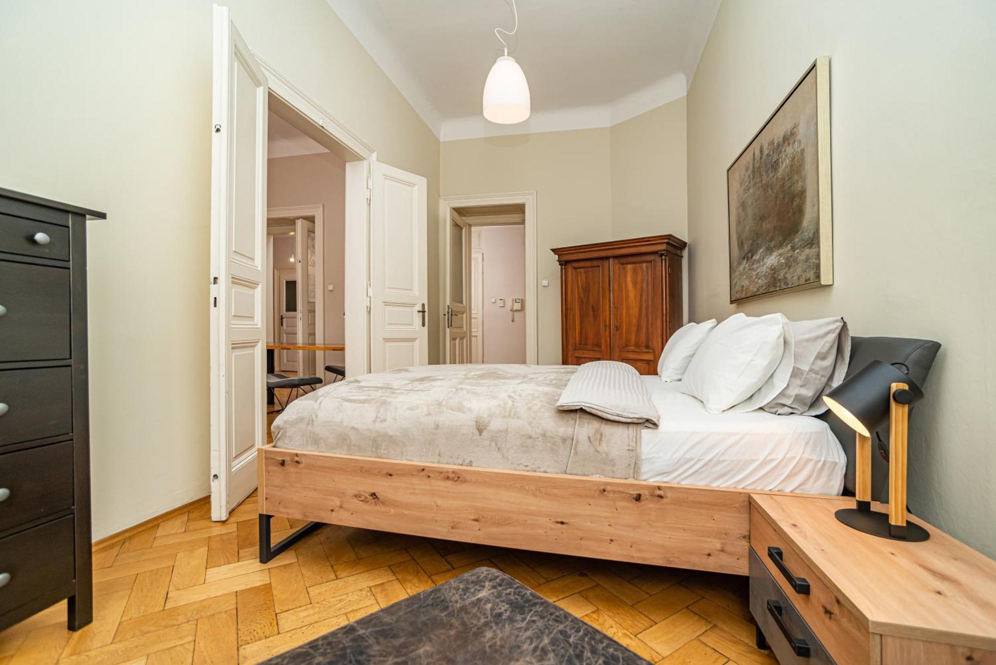 Large And Modern Apartment In The Heart Of Prága Kültér fotó