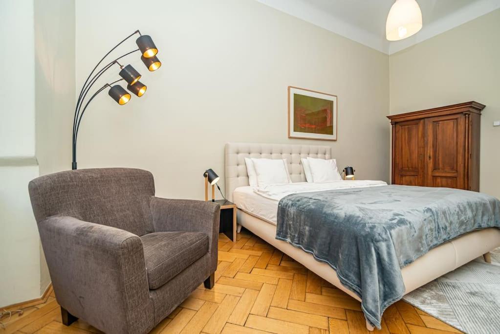 Large And Modern Apartment In The Heart Of Prága Kültér fotó