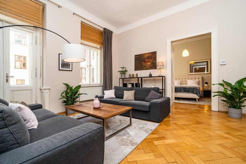 Large And Modern Apartment In The Heart Of Prága Kültér fotó