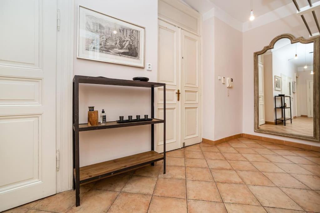 Large And Modern Apartment In The Heart Of Prága Kültér fotó