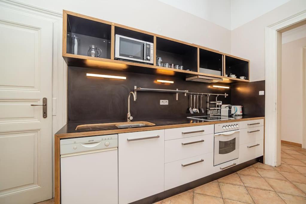 Large And Modern Apartment In The Heart Of Prága Kültér fotó