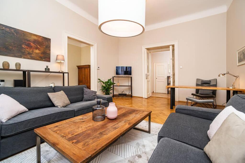 Large And Modern Apartment In The Heart Of Prága Kültér fotó