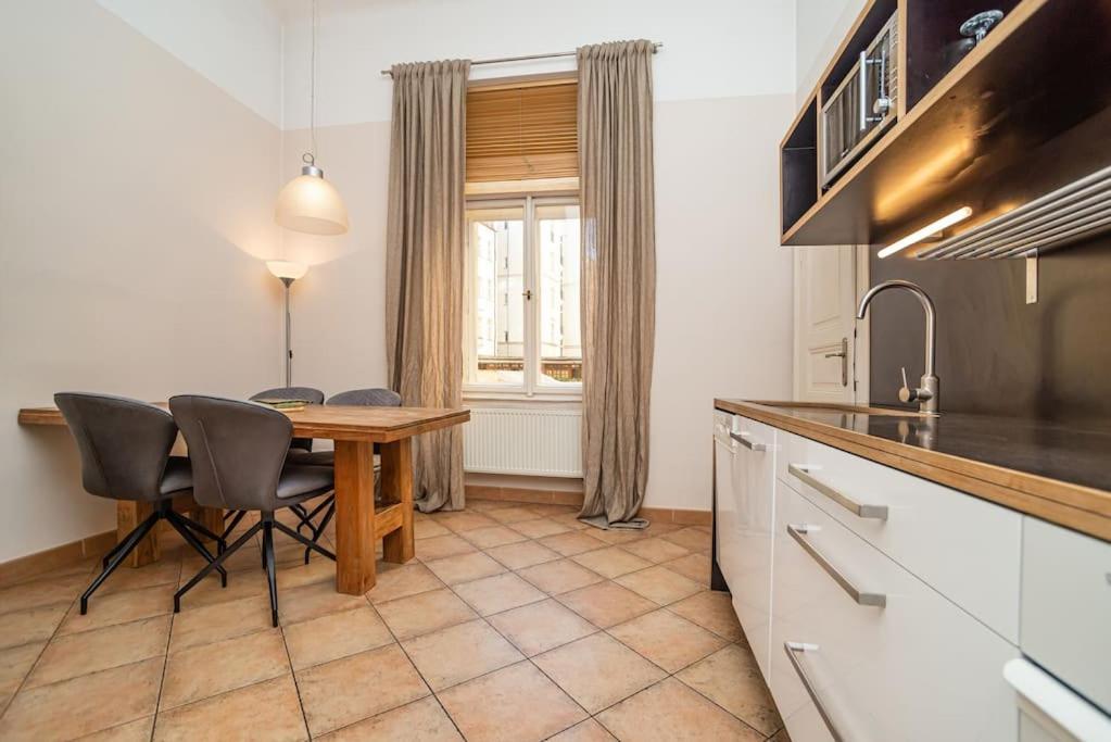 Large And Modern Apartment In The Heart Of Prága Kültér fotó