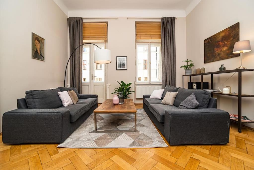 Large And Modern Apartment In The Heart Of Prága Kültér fotó